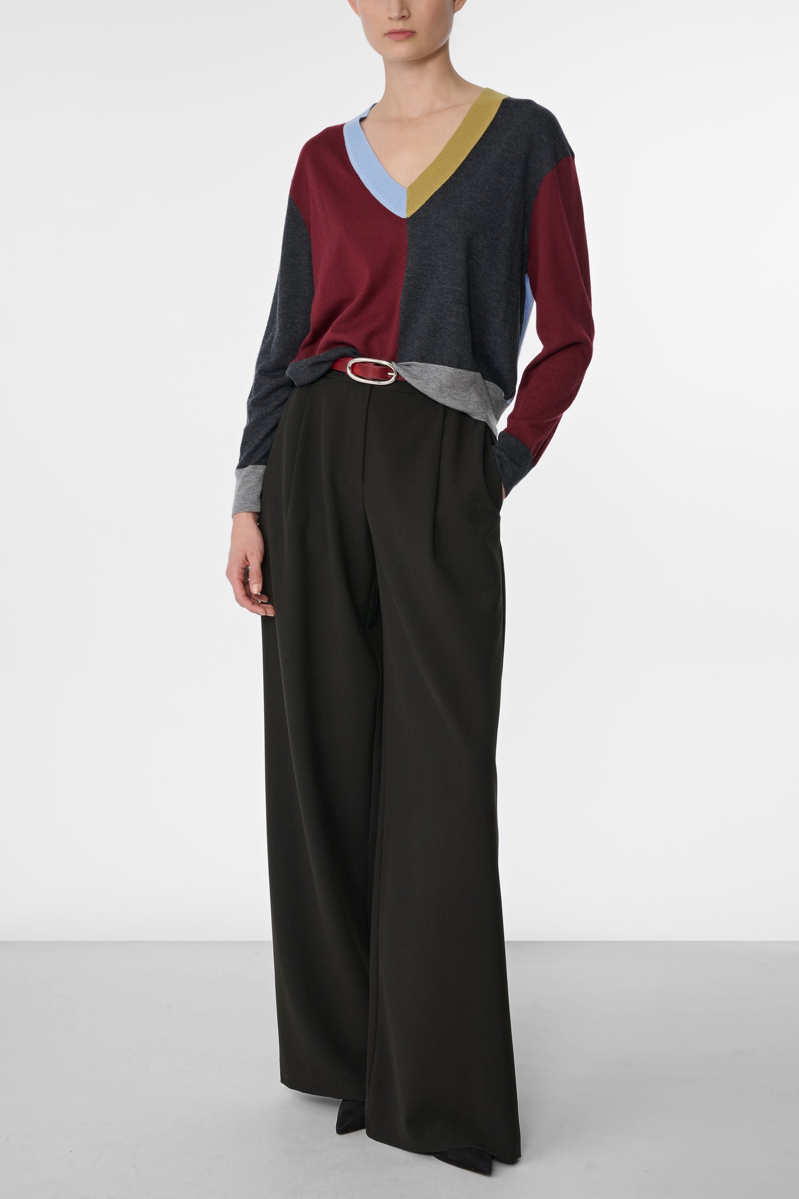 SIA V-NECK SWEATER