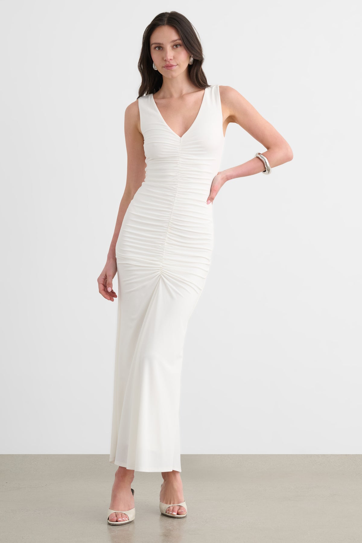 INEZ SLEEVELESS V-NECK RUCHED MIDI DRESS - Toccin