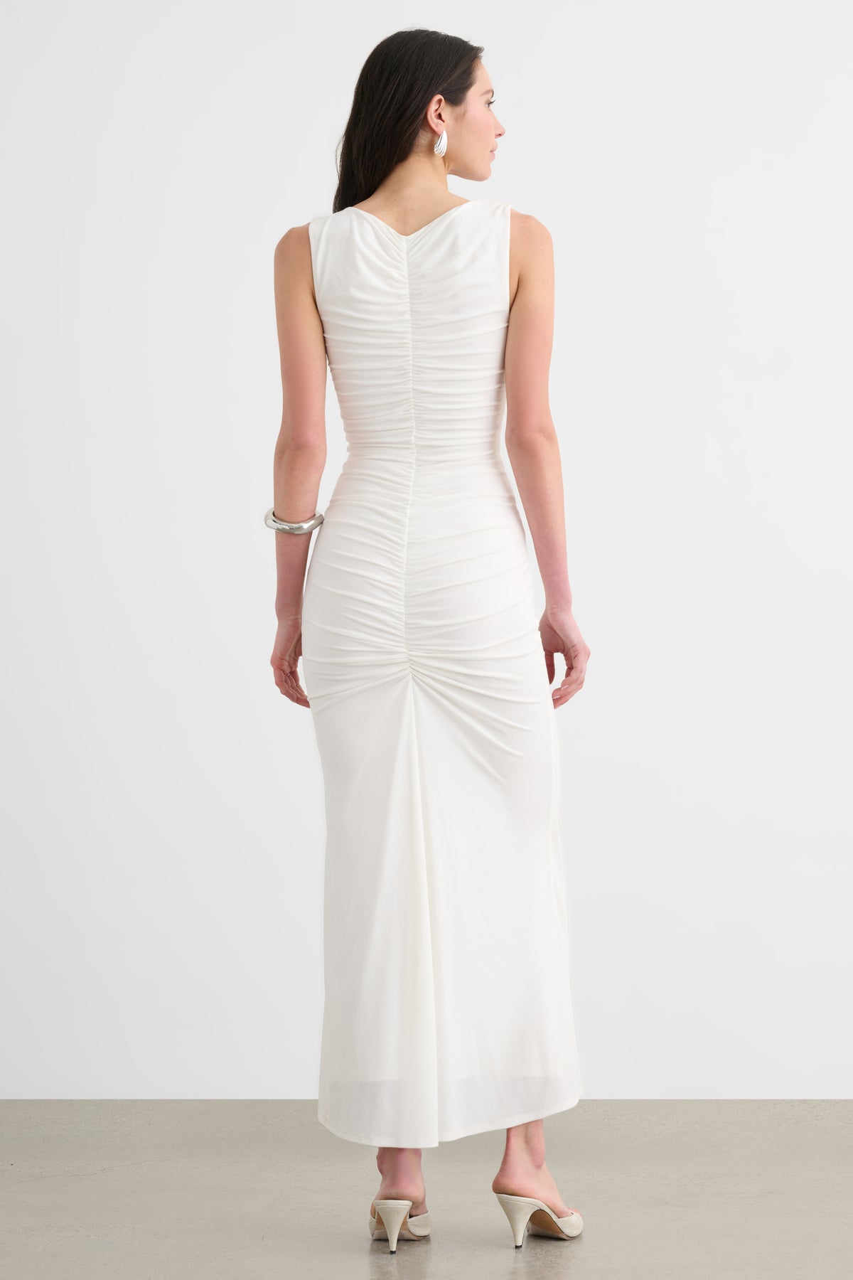 INEZ SLEEVELESS V-NECK RUCHED MIDI DRESS - Toccin