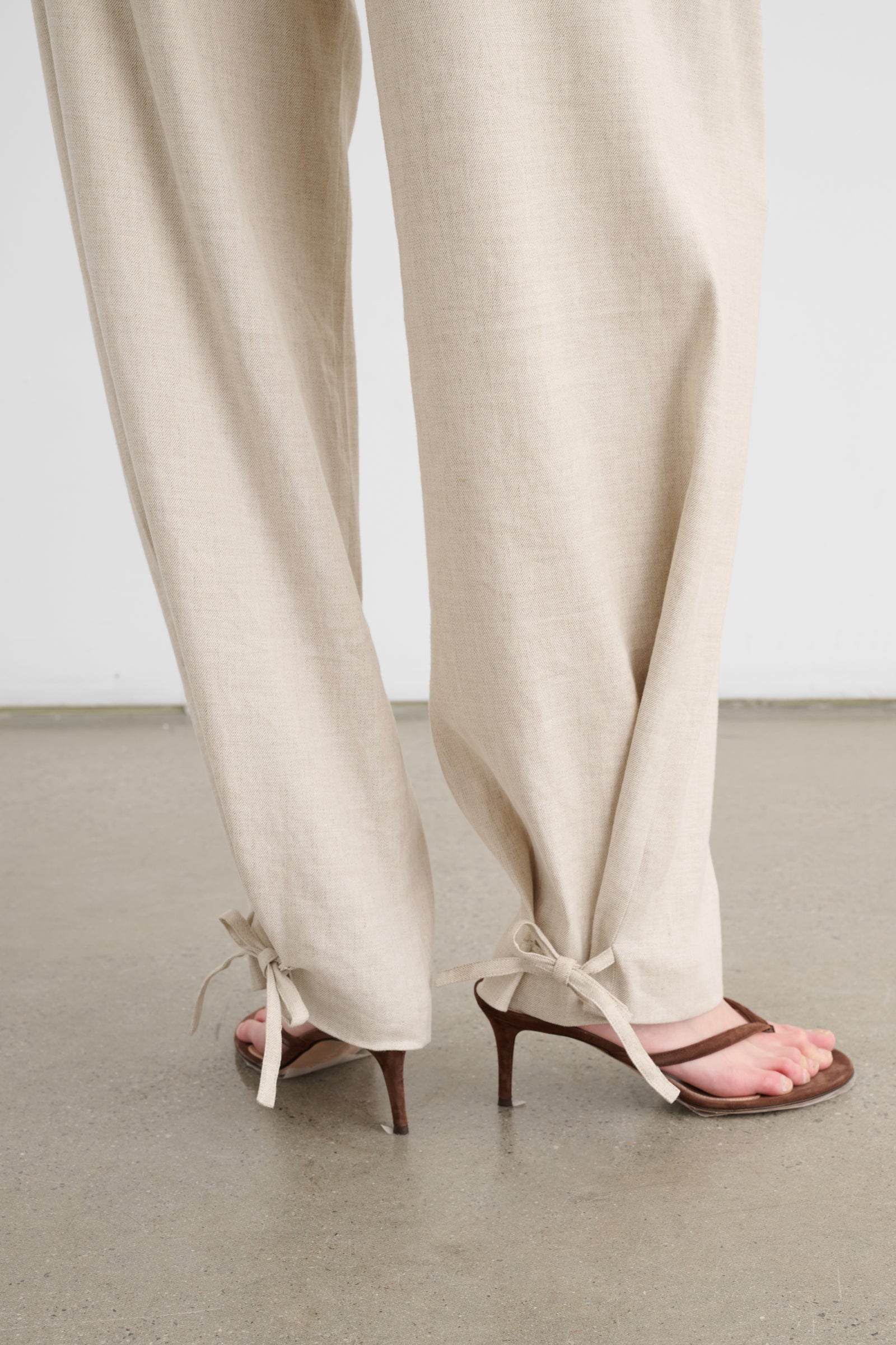 ELOWEN PLEATED PANT WITH ANKLE TIE
