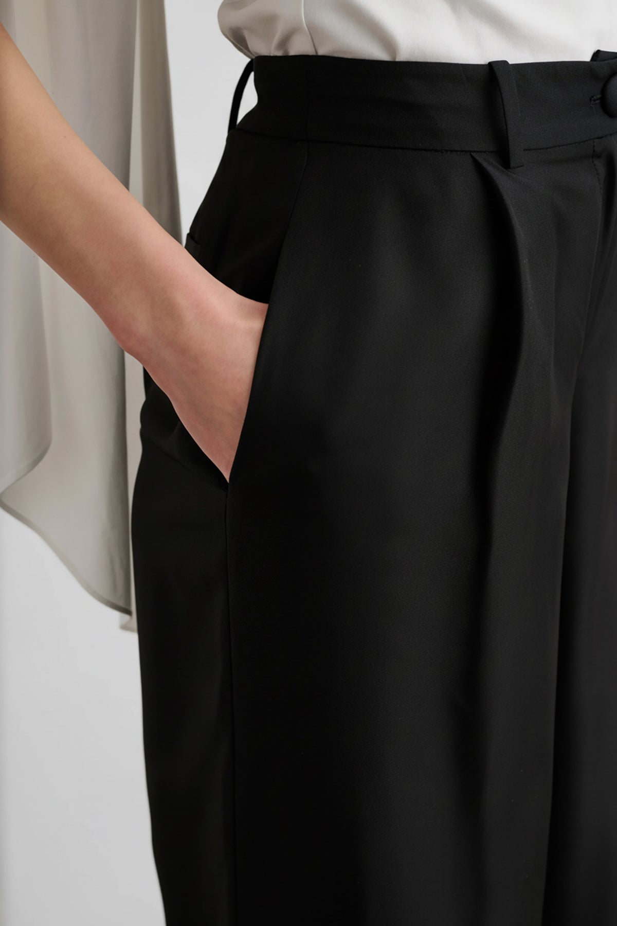 SOLARA SILK PLEATED WIDE LEG TROUSER - Toccin