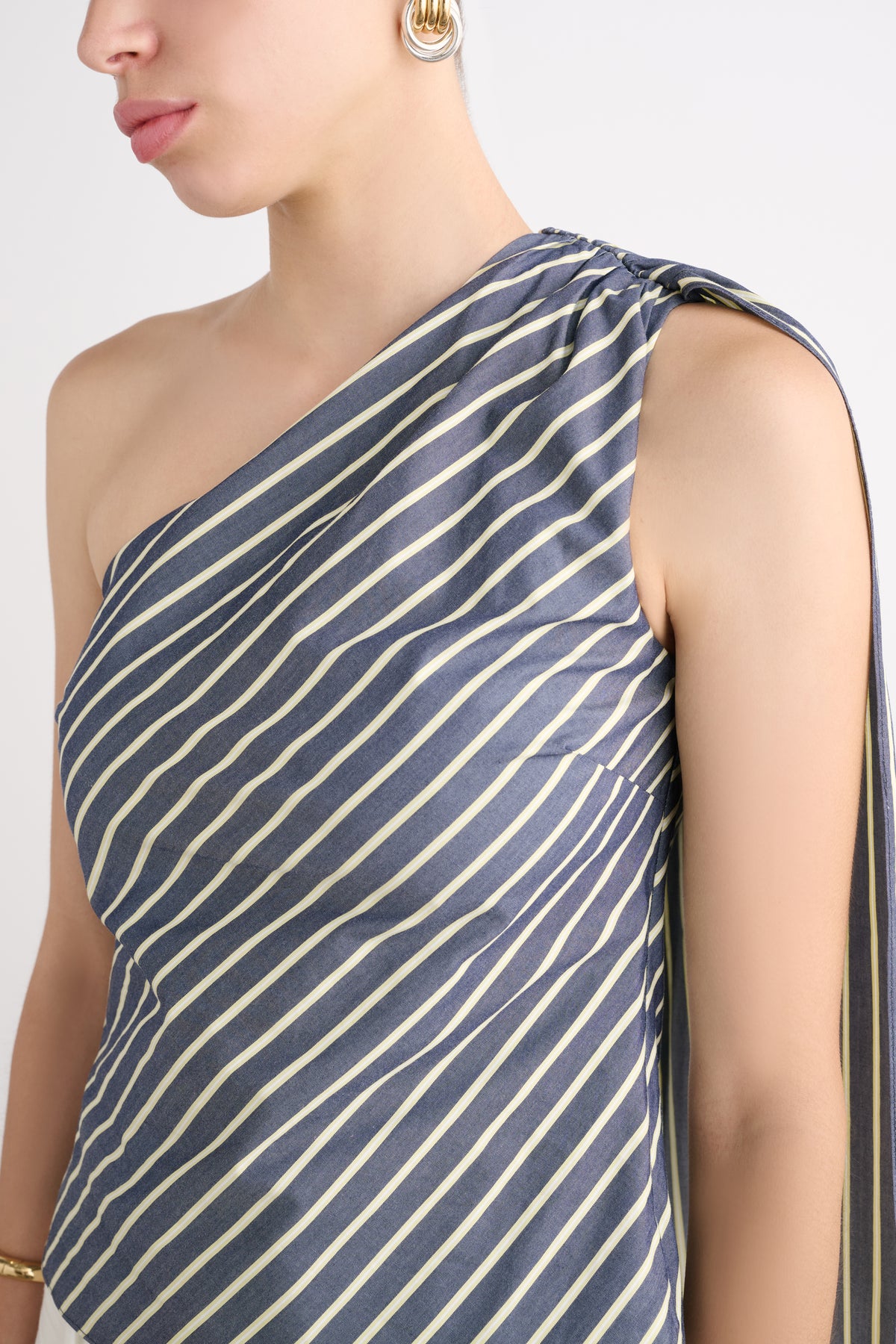 VIK ONE SHOULDER CASCADE TOP - Toccin