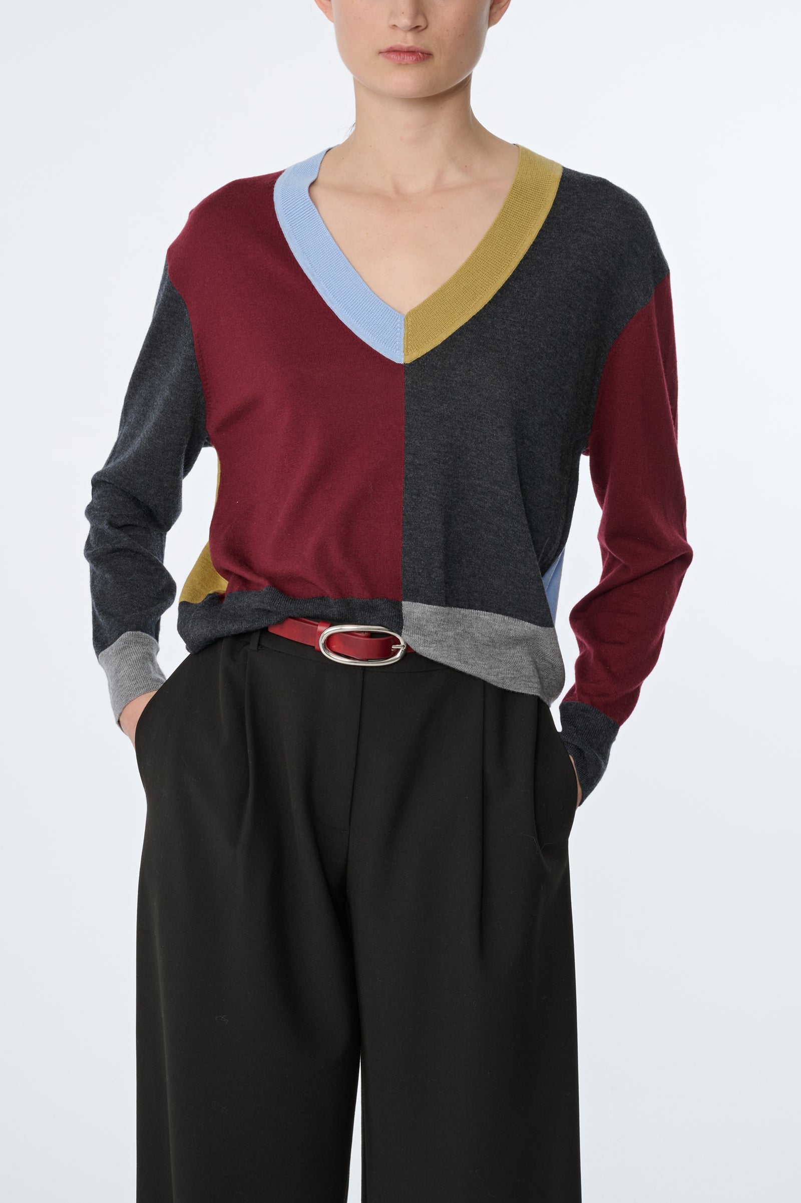 SIA V-NECK SWEATER